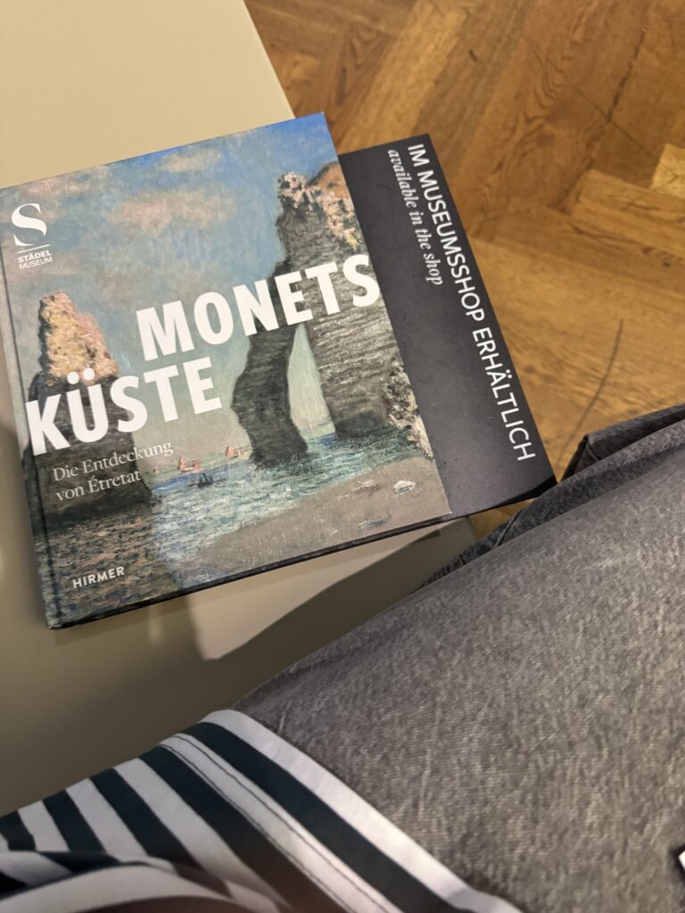 Ein Ausstellungskatalog auf einem Tisch