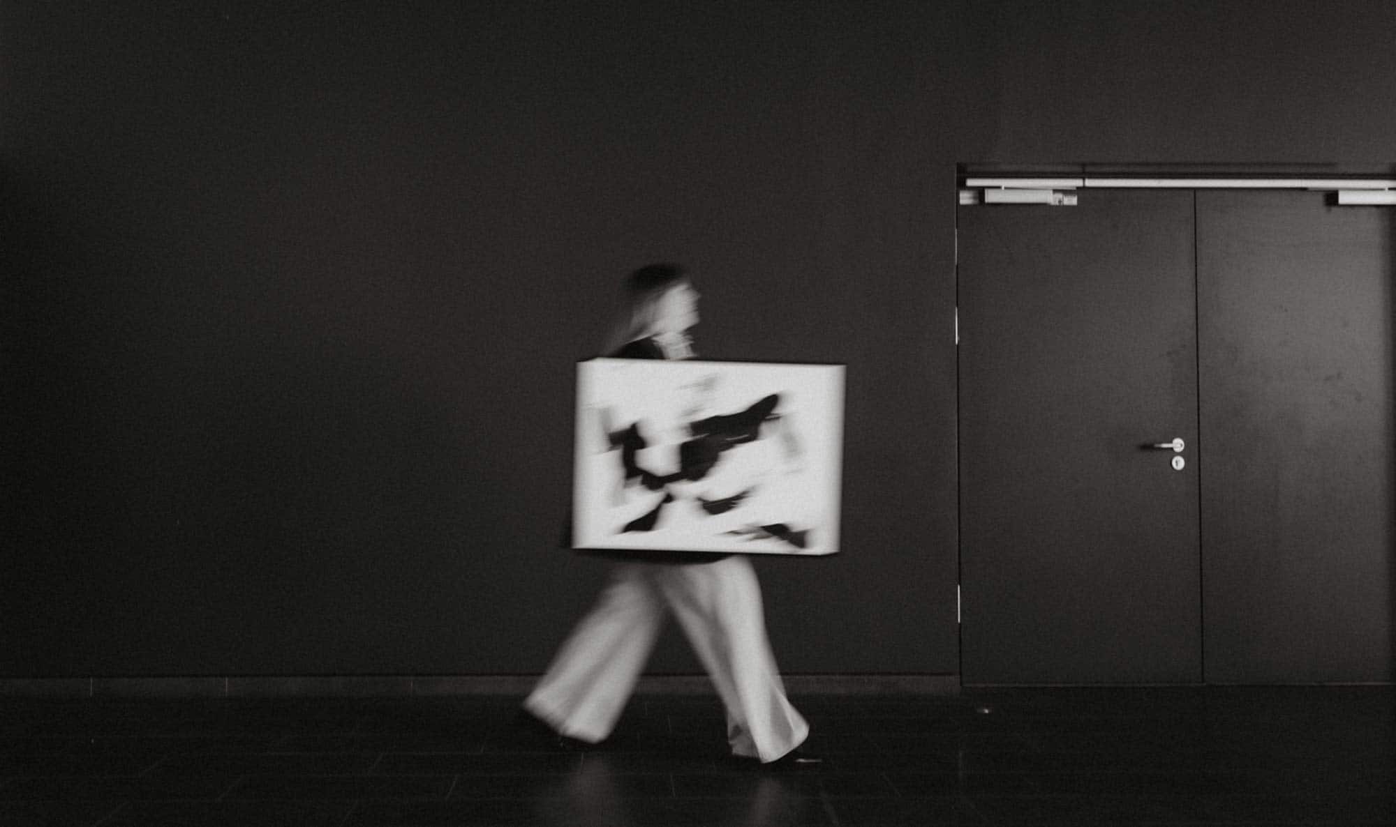 Kunstgalerie mit abstraktem Gemälde.