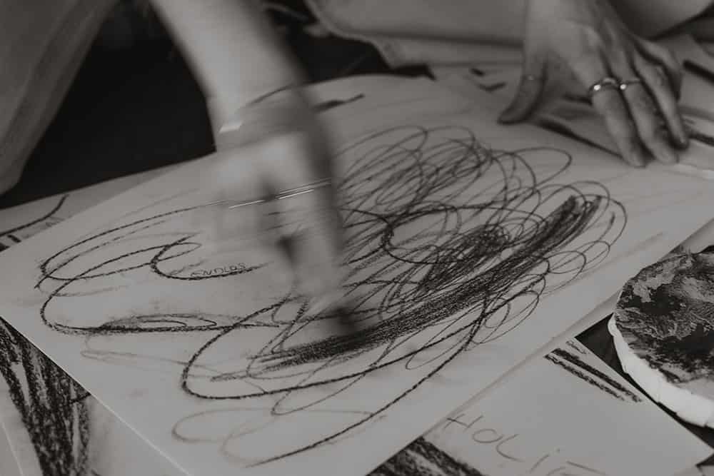 Künstler beim kreativen Zeichnen mit Bleistift auf Papier.