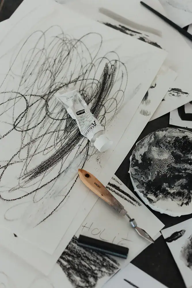 Kunstskizze mit Bleistift, Tinte und Papier, kreative Malerei und Zeichnung.