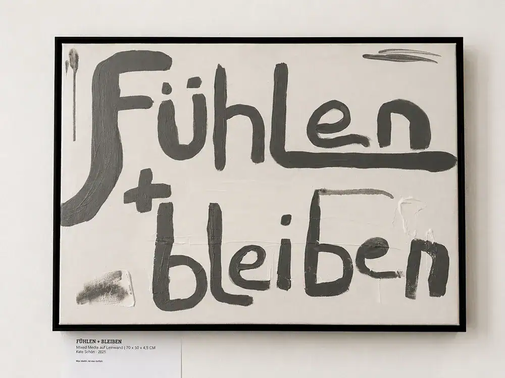 Motivierende Wandkunst mit dem Spruch "Fühlen + bleiben" in Schwarzweiß, modernes Design für Zuhause.