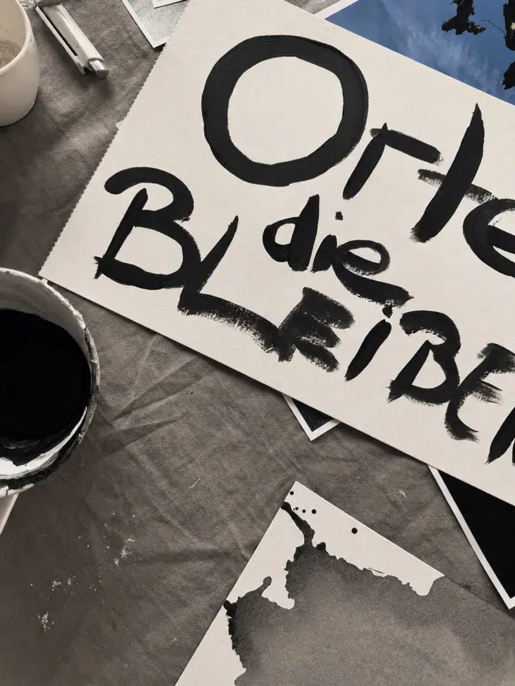 Handgemaltes Schriftbild "Opa die Liebe" in Schwarz auf Papier, kreative Kunst.