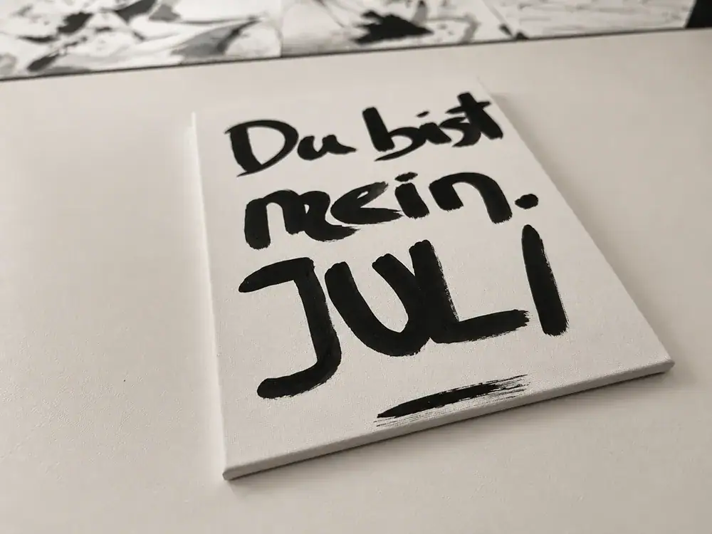 Handgefertigtes Kunsthandbuch mit "Du bist mein Juli" Schriftzug auf weißem Hintergrund.