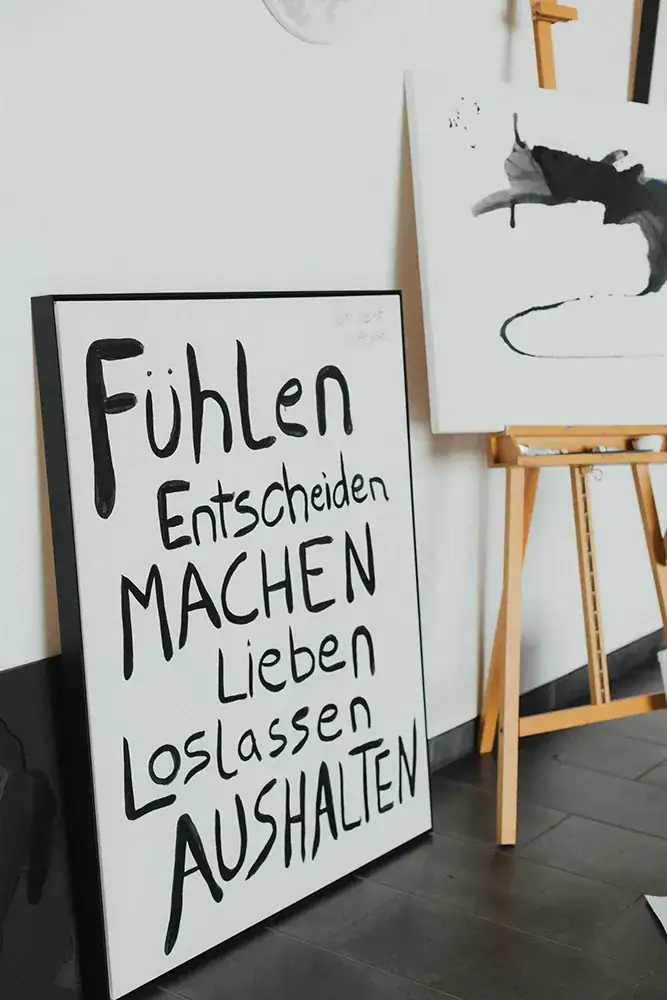 Inspirierendes Kunstposter mit motivierenden Worten auf weißem Hintergrund.