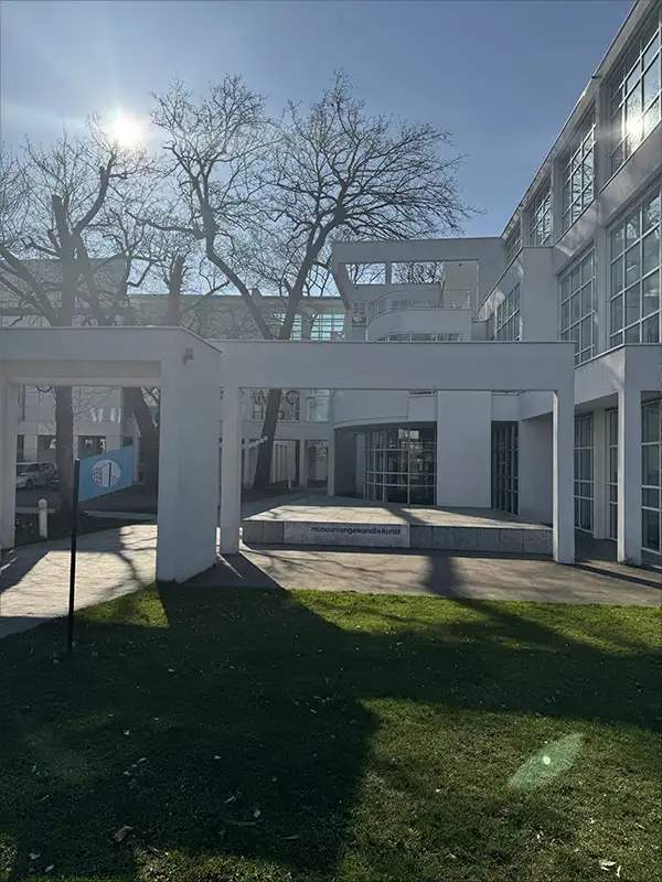 Weißes modernes Museumsgebäude für Angwandte Kunst mit Blick auf eine grüne Rasenfläche