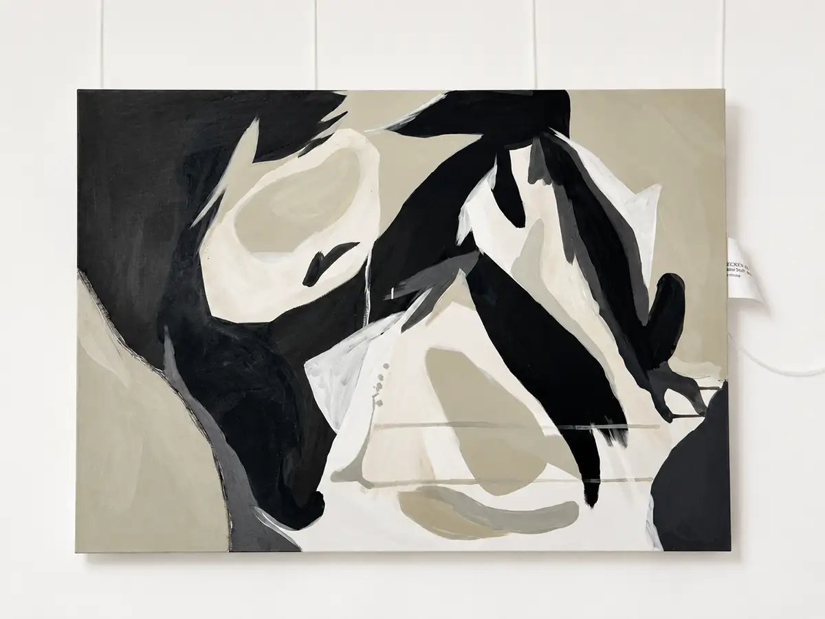 Abbildung des Kunstwerks "Begegnung" auf Leinwand, Mixed Media, 2025, von Kate Schön in den Farben Schwarz, weiß und beige.