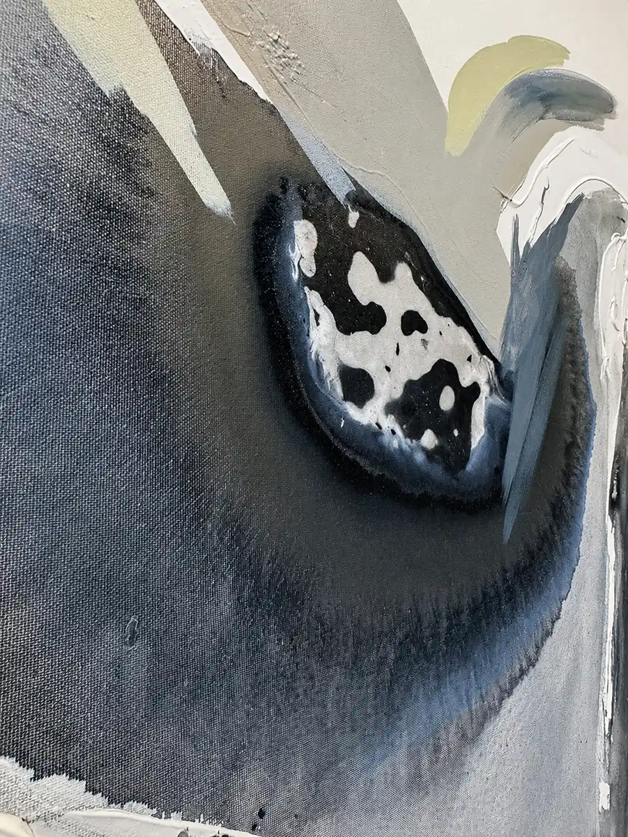 Detailansicht des Kunstwerks "Herzklopfen" von Kate Schön zeigt Materialität der Farben