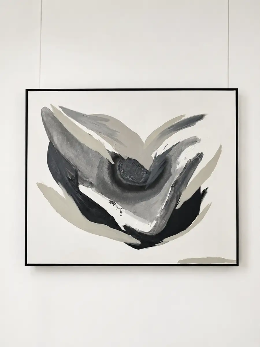 Abbildung des Kunstwerks "Herzklopfen" auf Leinwand, Mixed Media, 2025, von Kate Schön in den Farben Schwarz, weiß und beige.