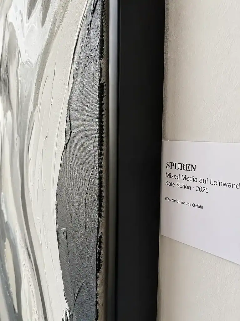 Detailansicht des Kunstwerks "Spuren" von Kate Schön aus 2026 zeigt Materialität der Farben und Bildrahmen