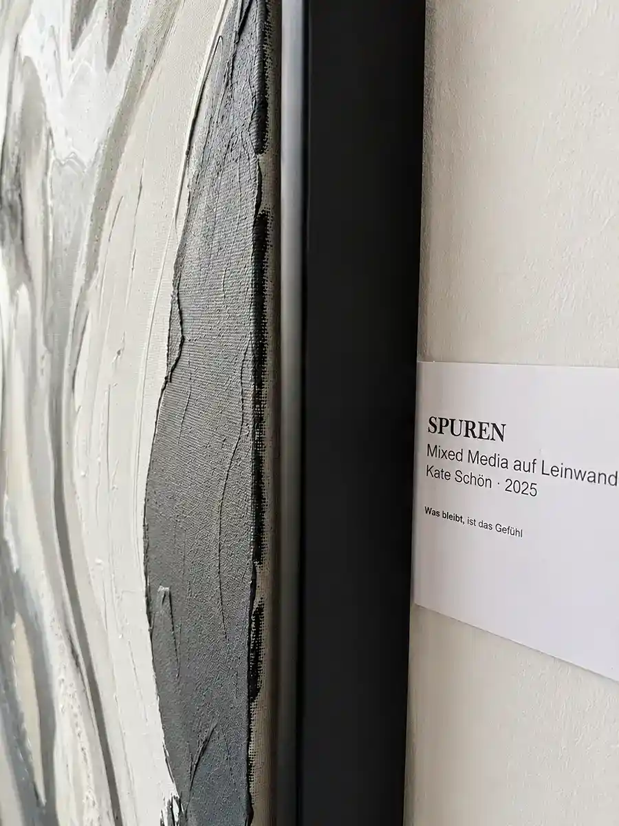 Detailansicht des Kunstwerks "Spuren" von Kate Schön aus 2026 zeigt Materialität der Farben und Bildrahmen